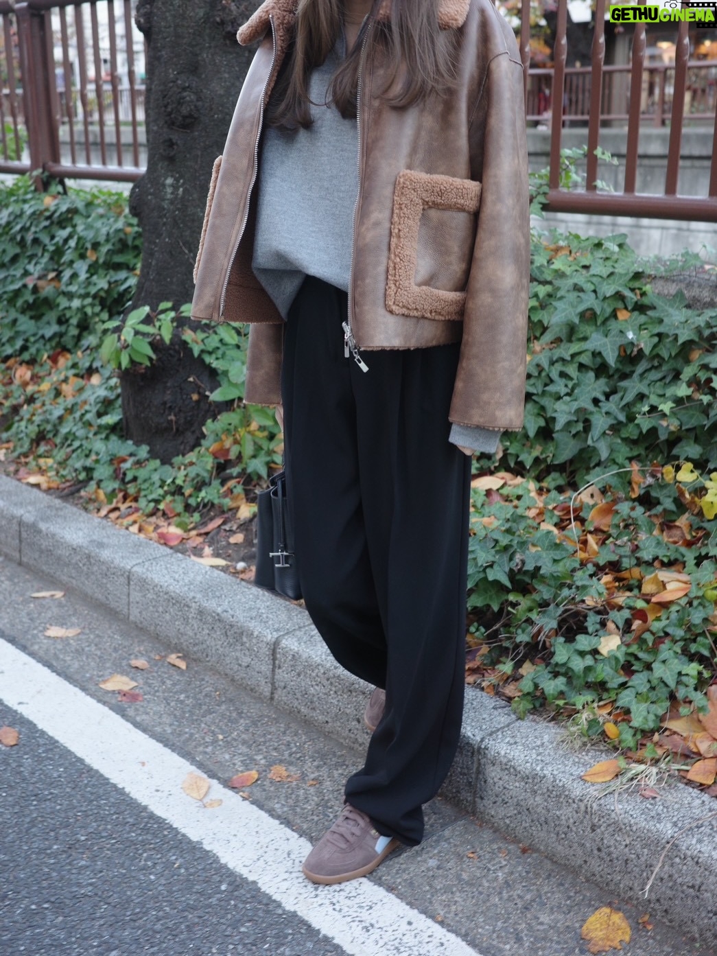 Ito Ohno - 17.7K Likes - この時期、お店も街もクリスマスの飾りでいろどられますね🎄
タルト屋さんも可愛いくて美味しかった🧁

jacket: @jakkeldn 
shoes: @puma