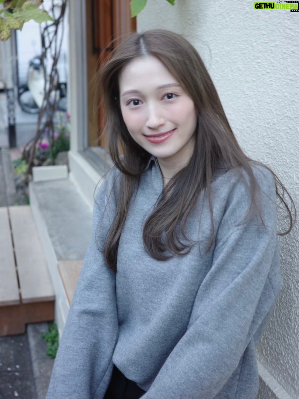 Ito Ohno - 17.7K Likes - この時期、お店も街もクリスマスの飾りでいろどられますね🎄
タルト屋さんも可愛いくて美味しかった🧁

jacket: @jakkeldn 
shoes: @puma