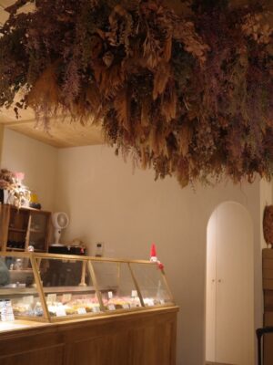 Ito Ohno Instagram - この時期、お店も街もクリスマスの飾りでいろどられますね🎄
タルト屋さんも可愛いくて美味しかった🧁

jacket: @jakkeldn 
shoes: @puma