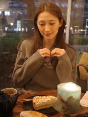 Ito Ohno Instagram - この時期、お店も街もクリスマスの飾りでいろどられますね🎄
タルト屋さんも可愛いくて美味しかった🧁

jacket: @jakkeldn 
shoes: @puma