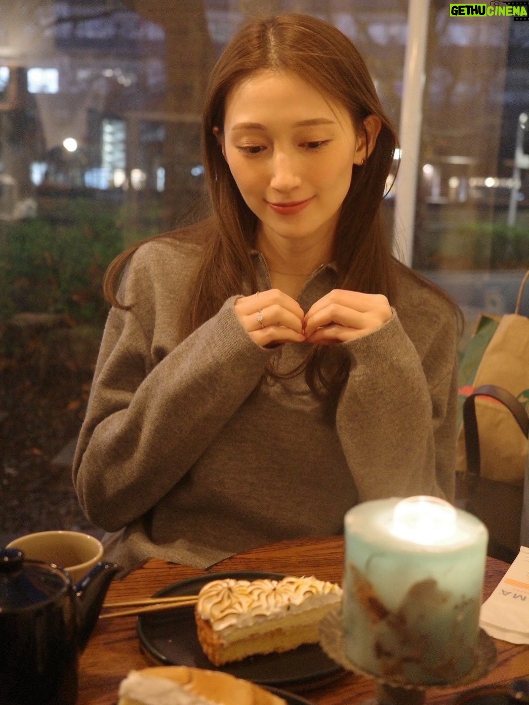 Ito Ohno - 17.7K Likes - この時期、お店も街もクリスマスの飾りでいろどられますね🎄
タルト屋さんも可愛いくて美味しかった🧁

jacket: @jakkeldn 
shoes: @puma