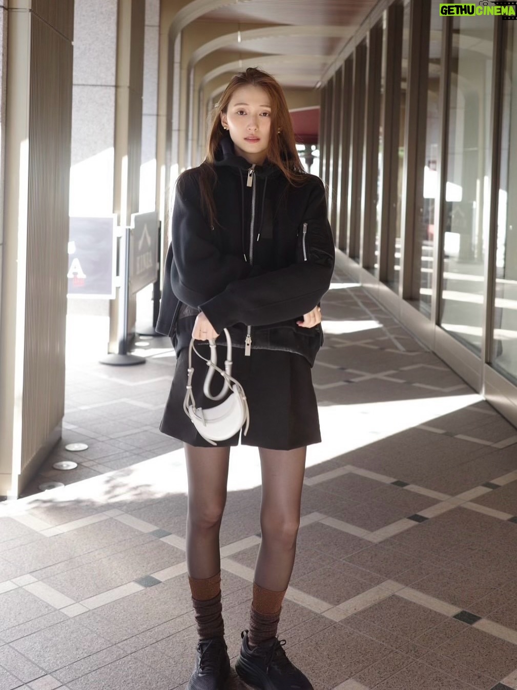 Ito Ohno - 8.9K Likes - 👜🍓🍁

東京はまだ温かくて、でも少しずつ気温が下がってるので、
体調にお気をつけくださいね

jacket @sacaiofficial 
pants @zara 
bag @polene_paris 
shoes @hoka 

Merci beaucoup ♡ polene