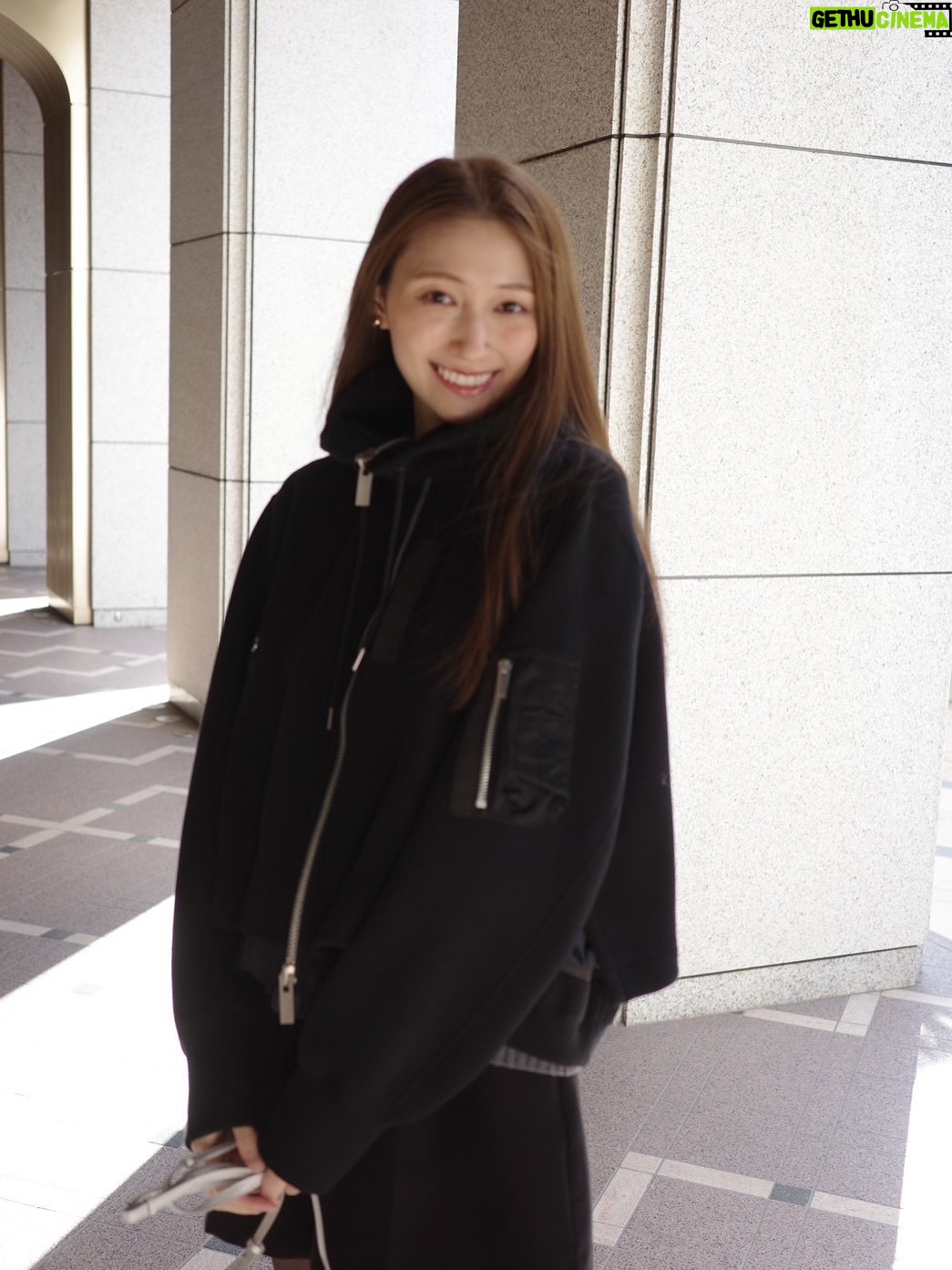 Ito Ohno - 8.9K Likes - 👜🍓🍁

東京はまだ温かくて、でも少しずつ気温が下がってるので、
体調にお気をつけくださいね

jacket @sacaiofficial 
pants @zara 
bag @polene_paris 
shoes @hoka 

Merci beaucoup ♡ polene