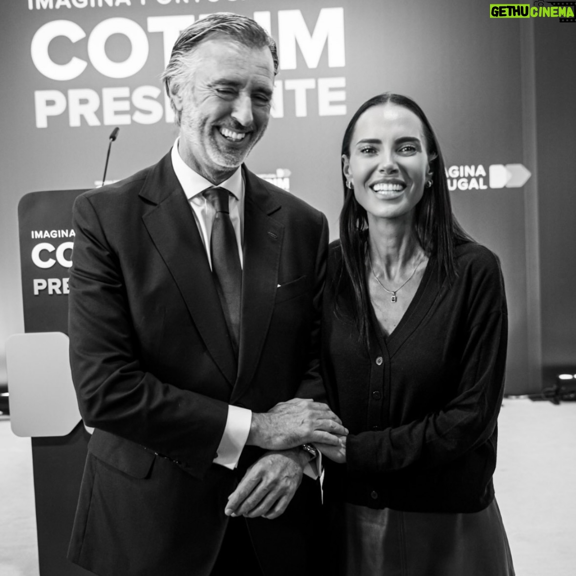 Iva Domingues - 17.8K Likes - Quem me conhece sabe que, em termos políticos, me posiciono mais à esquerda do que Cotrim. Ainda assim, entre todos os candidatos, é nele que reconheço a opção mais adequada para o país.

Tive oportunidade de acompanhar de perto a sua forma de tratar os outros, o rigor com que trabalha, a clareza com que pensa e a forma como interpreta o mundo. Conheço a  sua inteligência, a sua simpatia, o seu sentido de humor, mas acima de tudo , a  sua competência, a sua seriedade, a sua retidão e o seu sólido sentido de Estado.

Por tudo isto, @joao_cotrim_figueiredo é a minha escolha para Presidente de Portugal 🇵🇹
