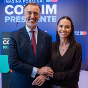 Iva Domingues Instagram - Quem me conhece sabe que, em termos políticos, me posiciono mais à esquerda do que Cotrim. Ainda assim, entre todos os candidatos, é nele que reconheço a opção mais adequada para o país.

Tive oportunidade de acompanhar de perto a sua forma de tratar os outros, o rigor com que trabalha, a clareza com que pensa e a forma como interpreta o mundo. Conheço a  sua inteligência, a sua simpatia, o seu sentido de humor, mas acima de tudo , a  sua competência, a sua seriedade, a sua retidão e o seu sólido sentido de Estado.

Por tudo isto, @joao_cotrim_figueiredo é a minha escolha para Presidente de Portugal 🇵🇹