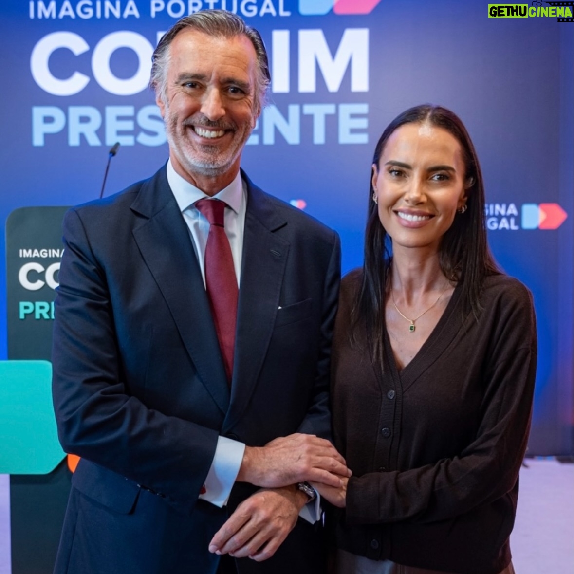 Iva Domingues - 17.8K Likes - Quem me conhece sabe que, em termos políticos, me posiciono mais à esquerda do que Cotrim. Ainda assim, entre todos os candidatos, é nele que reconheço a opção mais adequada para o país.

Tive oportunidade de acompanhar de perto a sua forma de tratar os outros, o rigor com que trabalha, a clareza com que pensa e a forma como interpreta o mundo. Conheço a  sua inteligência, a sua simpatia, o seu sentido de humor, mas acima de tudo , a  sua competência, a sua seriedade, a sua retidão e o seu sólido sentido de Estado.

Por tudo isto, @joao_cotrim_figueiredo é a minha escolha para Presidente de Portugal 🇵🇹