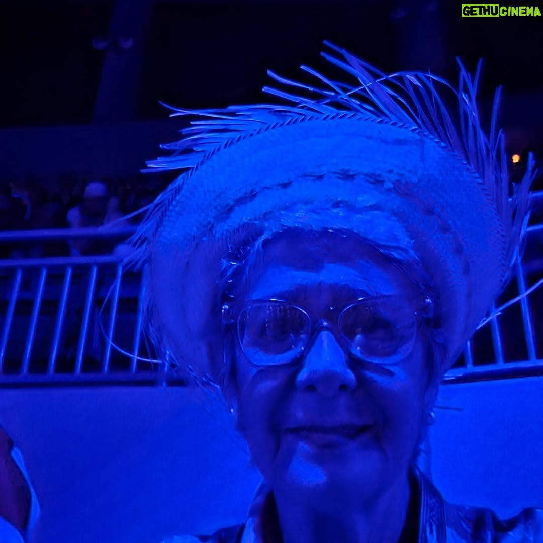 Ivonne Coll - 4.1K Likes - Aqui con mi Pava viendo el Show del Conejo Malo #BadBunnys'last Show in PR#31stpresentation en el Choli🥰