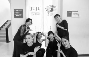 JUJU Instagram - スタッフミュージシャン含めほぼこのメンバーでお送りした「The Water」 ツアー。お越しくださいました全国のみなさんに心から御礼申し上げます。みなさんとの素晴らしいおもひでを胸にまた次にお会いするその日まで私いろいろ頑張りますので、これからも何卒宜しくお願い致します！！

それにしてもうちのチームってば最高だ。I am waaaaaaay beyond proud of my team!!!!!!!! I love you guys!!!!!!!!!!!!!!!

#jujuhalltour2025thewater
