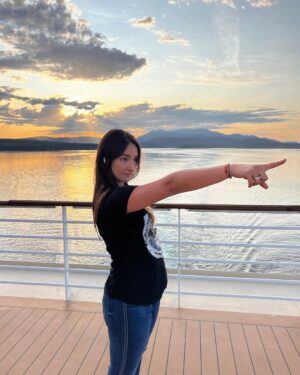 Jade Fraser Instagram - Un viaje qué parece solo una vez en la vida, hoy decido que se vuelva mi nuevo estilo de vida por ser parte del club de vacaciones más grande del mundo. 
Una de las decisiones más importantes de mi vida. 

Cómo lo dije en ese crucero🛳️ 

Hacia allá? 👉🏻🌏🚢 …. Si. 

Ahí donde yo elijo materializar mis sueños! 

#aroundtheworld #travelerlife #incruises