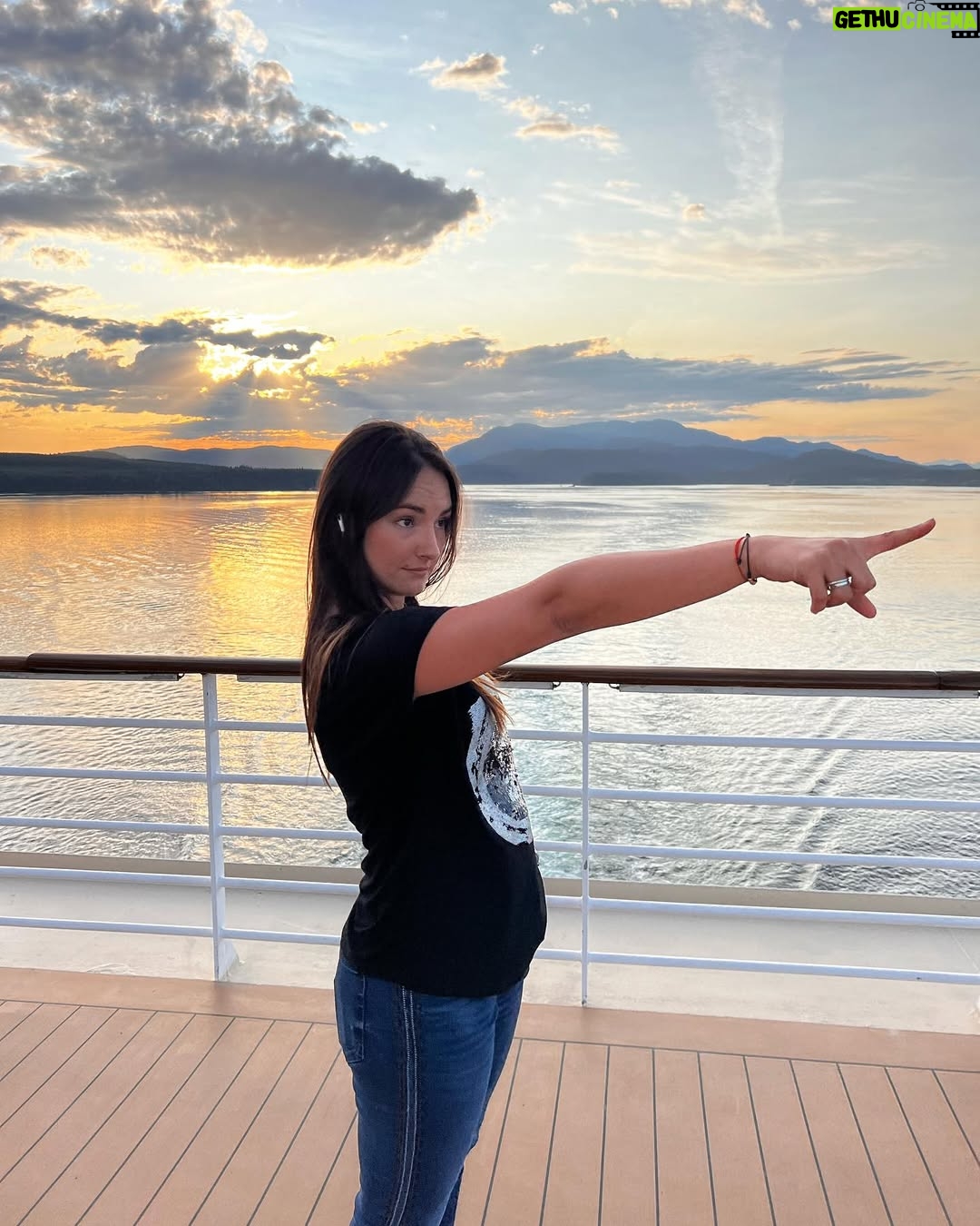 Jade Fraser - 19.1K Likes - Un viaje qué parece solo una vez en la vida, hoy decido que se vuelva mi nuevo estilo de vida por ser parte del club de vacaciones más grande del mundo. 
Una de las decisiones más importantes de mi vida. 

Cómo lo dije en ese crucero🛳️ 

Hacia allá? 👉🏻🌏🚢 …. Si. 

Ahí donde yo elijo materializar mis sueños! 

#aroundtheworld #travelerlife #incruises