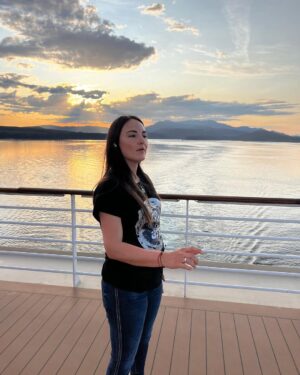Jade Fraser Instagram - Un viaje qué parece solo una vez en la vida, hoy decido que se vuelva mi nuevo estilo de vida por ser parte del club de vacaciones más grande del mundo. 
Una de las decisiones más importantes de mi vida. 

Cómo lo dije en ese crucero🛳️ 

Hacia allá? 👉🏻🌏🚢 …. Si. 

Ahí donde yo elijo materializar mis sueños! 

#aroundtheworld #travelerlife #incruises