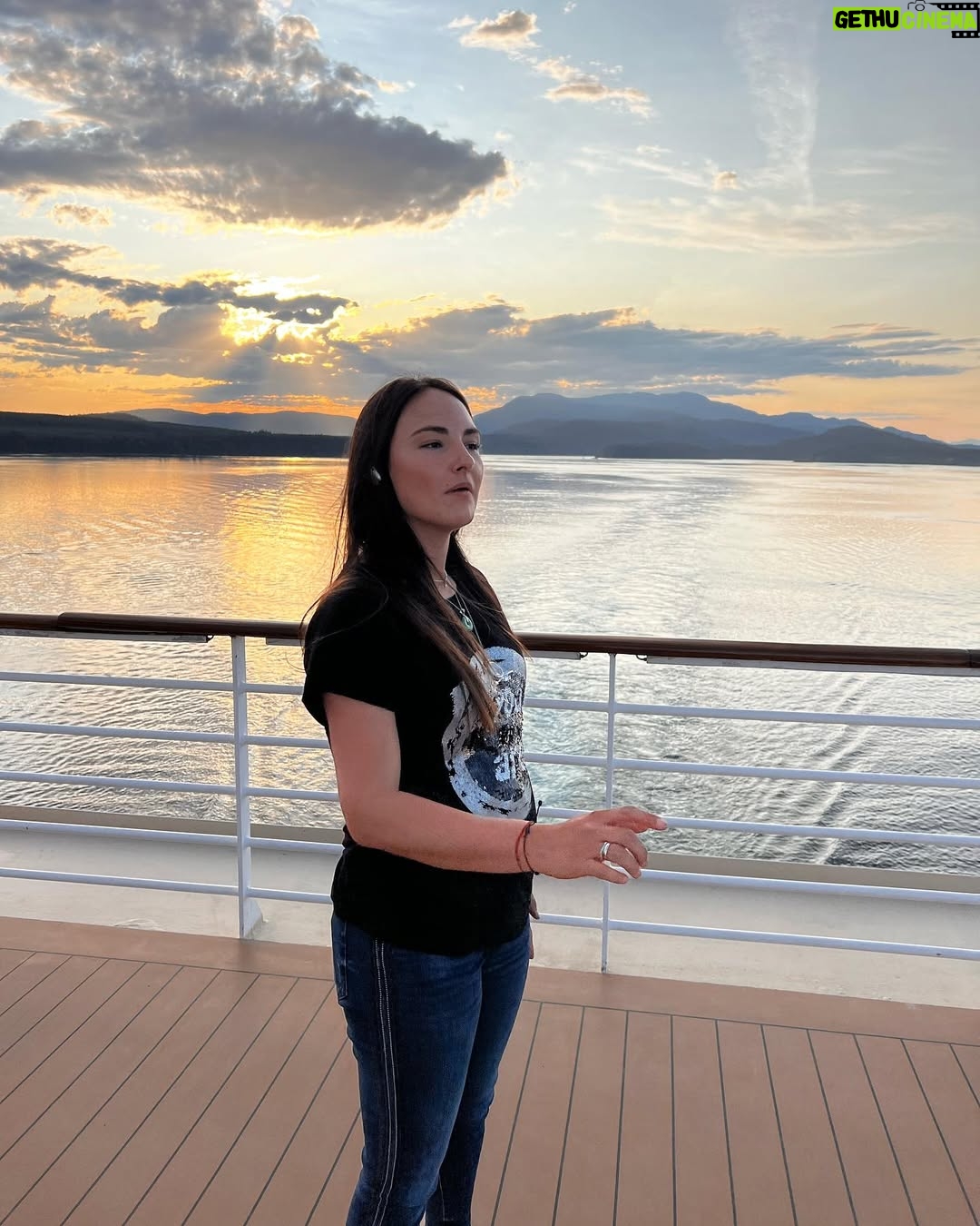 Jade Fraser - 19.1K Likes - Un viaje qué parece solo una vez en la vida, hoy decido que se vuelva mi nuevo estilo de vida por ser parte del club de vacaciones más grande del mundo. 
Una de las decisiones más importantes de mi vida. 

Cómo lo dije en ese crucero🛳️ 

Hacia allá? 👉🏻🌏🚢 …. Si. 

Ahí donde yo elijo materializar mis sueños! 

#aroundtheworld #travelerlife #incruises