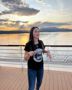 Jade Fraser Instagram - Un viaje qué parece solo una vez en la vida, hoy decido que se vuelva mi nuevo estilo de vida por ser parte del club de vacaciones más grande del mundo. 
Una de las decisiones más importantes de mi vida. 

Cómo lo dije en ese crucero🛳️ 

Hacia allá? 👉🏻🌏🚢 …. Si. 

Ahí donde yo elijo materializar mis sueños! 

#aroundtheworld #travelerlife #incruises