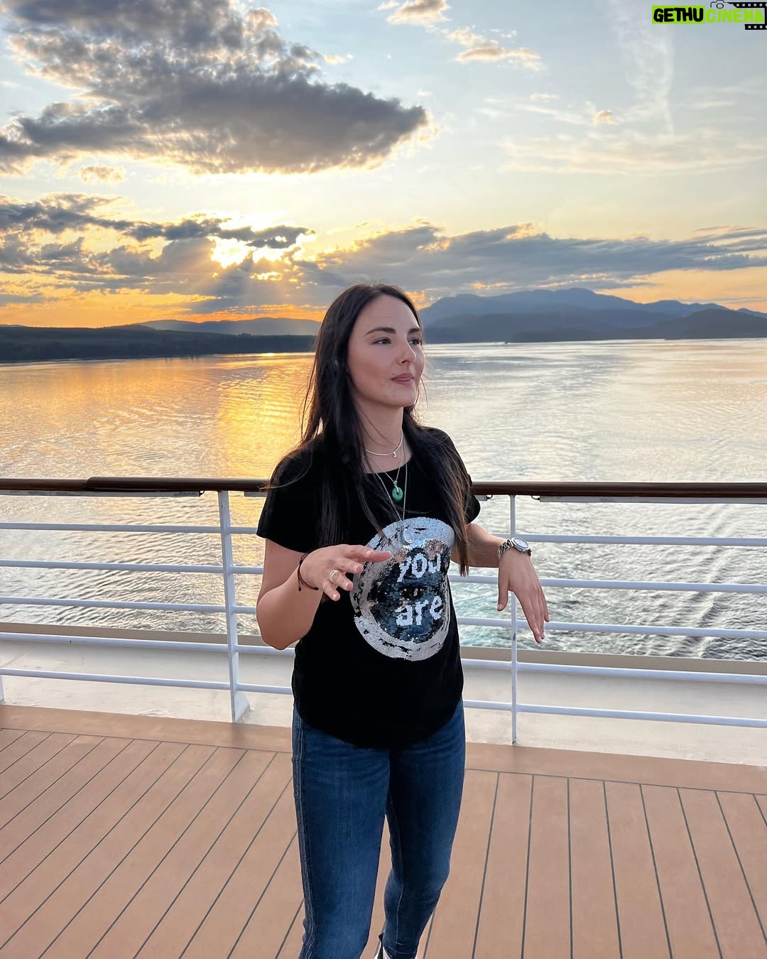 Jade Fraser - 19.1K Likes - Un viaje qué parece solo una vez en la vida, hoy decido que se vuelva mi nuevo estilo de vida por ser parte del club de vacaciones más grande del mundo. 
Una de las decisiones más importantes de mi vida. 

Cómo lo dije en ese crucero🛳️ 

Hacia allá? 👉🏻🌏🚢 …. Si. 

Ahí donde yo elijo materializar mis sueños! 

#aroundtheworld #travelerlife #incruises