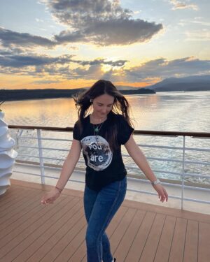 Jade Fraser Instagram - Un viaje qué parece solo una vez en la vida, hoy decido que se vuelva mi nuevo estilo de vida por ser parte del club de vacaciones más grande del mundo. 
Una de las decisiones más importantes de mi vida. 

Cómo lo dije en ese crucero🛳️ 

Hacia allá? 👉🏻🌏🚢 …. Si. 

Ahí donde yo elijo materializar mis sueños! 

#aroundtheworld #travelerlife #incruises