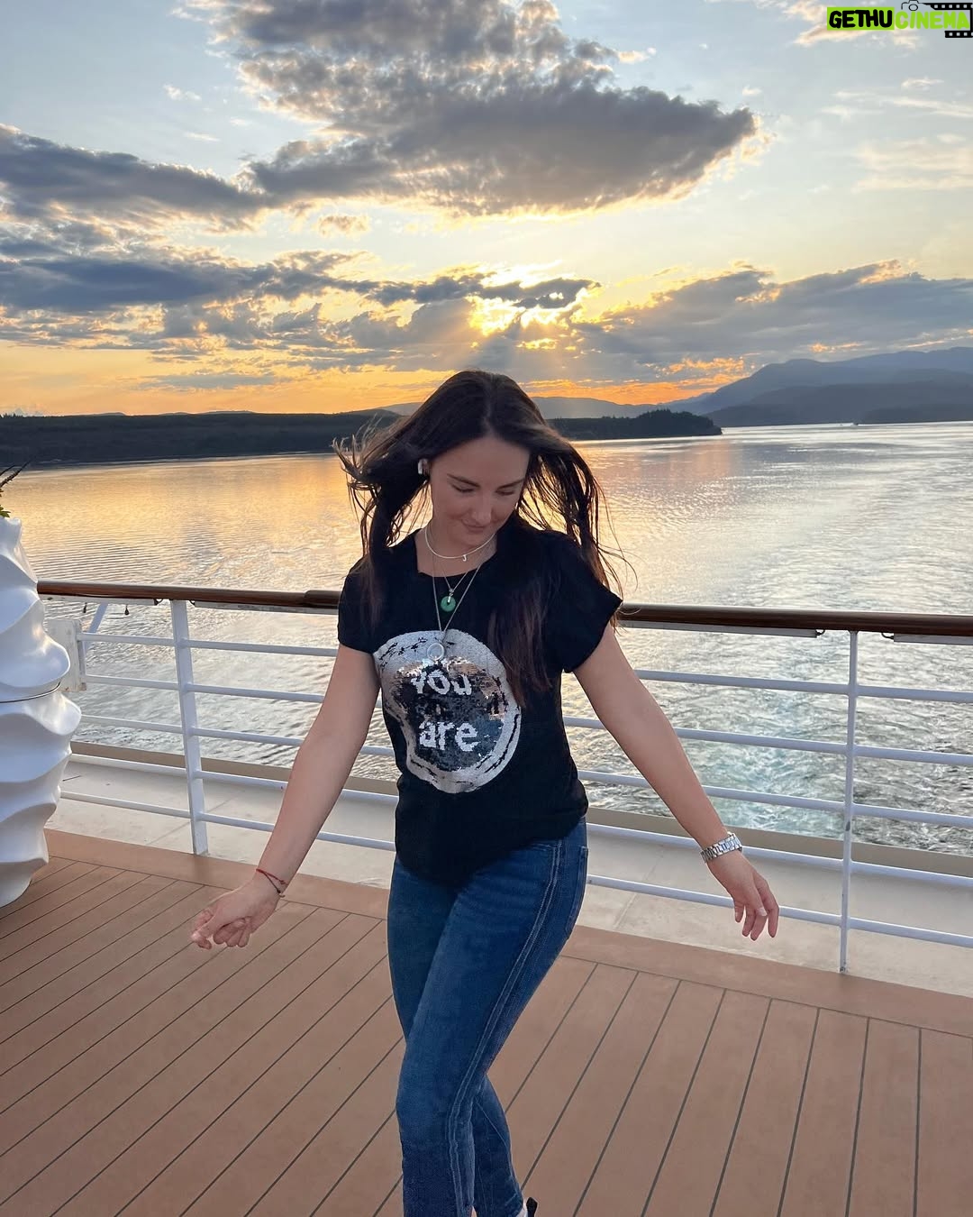 Jade Fraser - 19.1K Likes - Un viaje qué parece solo una vez en la vida, hoy decido que se vuelva mi nuevo estilo de vida por ser parte del club de vacaciones más grande del mundo. 
Una de las decisiones más importantes de mi vida. 

Cómo lo dije en ese crucero🛳️ 

Hacia allá? 👉🏻🌏🚢 …. Si. 

Ahí donde yo elijo materializar mis sueños! 

#aroundtheworld #travelerlife #incruises