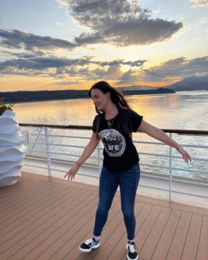 Jade Fraser Instagram - Un viaje qué parece solo una vez en la vida, hoy decido que se vuelva mi nuevo estilo de vida por ser parte del club de vacaciones más grande del mundo. 
Una de las decisiones más importantes de mi vida. 

Cómo lo dije en ese crucero🛳️ 

Hacia allá? 👉🏻🌏🚢 …. Si. 

Ahí donde yo elijo materializar mis sueños! 

#aroundtheworld #travelerlife #incruises