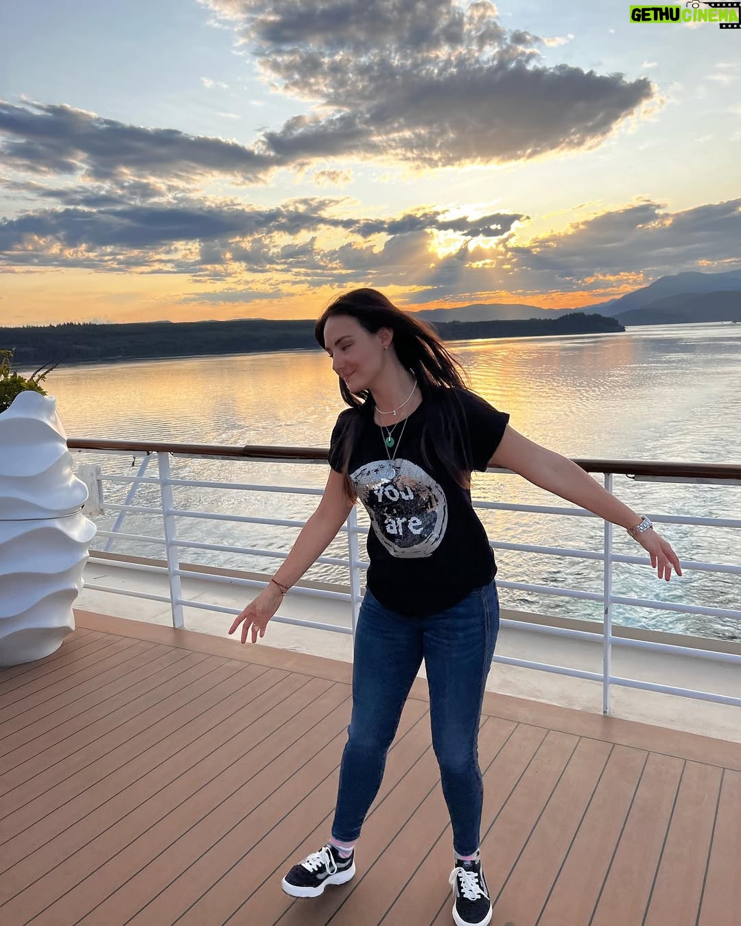 Jade Fraser - 19.1K Likes - Un viaje qué parece solo una vez en la vida, hoy decido que se vuelva mi nuevo estilo de vida por ser parte del club de vacaciones más grande del mundo. 
Una de las decisiones más importantes de mi vida. 

Cómo lo dije en ese crucero🛳️ 

Hacia allá? 👉🏻🌏🚢 …. Si. 

Ahí donde yo elijo materializar mis sueños! 

#aroundtheworld #travelerlife #incruises