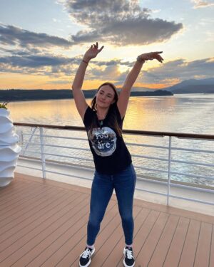 Jade Fraser Instagram - Un viaje qué parece solo una vez en la vida, hoy decido que se vuelva mi nuevo estilo de vida por ser parte del club de vacaciones más grande del mundo. 
Una de las decisiones más importantes de mi vida. 

Cómo lo dije en ese crucero🛳️ 

Hacia allá? 👉🏻🌏🚢 …. Si. 

Ahí donde yo elijo materializar mis sueños! 

#aroundtheworld #travelerlife #incruises