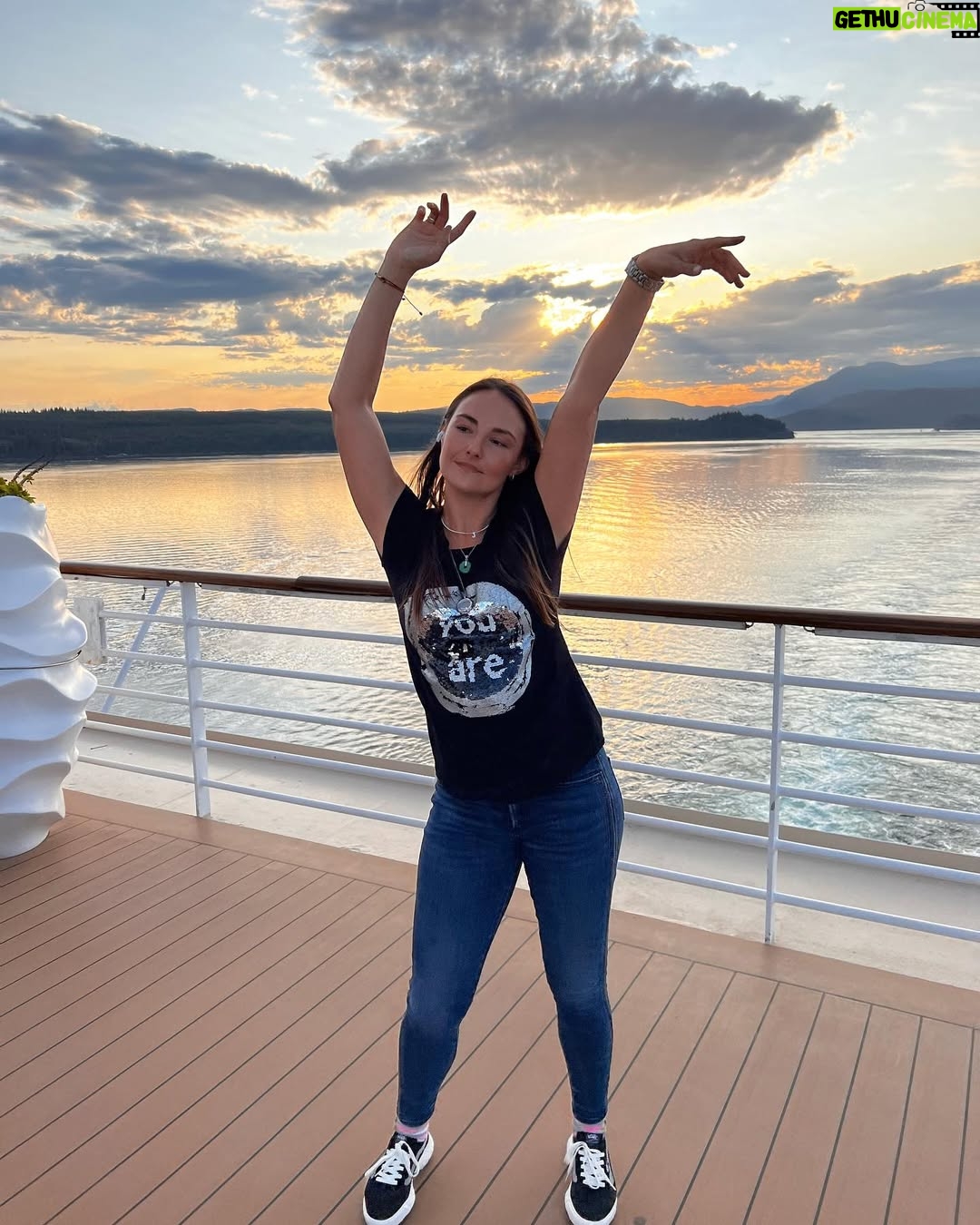 Jade Fraser - 19.1K Likes - Un viaje qué parece solo una vez en la vida, hoy decido que se vuelva mi nuevo estilo de vida por ser parte del club de vacaciones más grande del mundo. 
Una de las decisiones más importantes de mi vida. 

Cómo lo dije en ese crucero🛳️ 

Hacia allá? 👉🏻🌏🚢 …. Si. 

Ahí donde yo elijo materializar mis sueños! 

#aroundtheworld #travelerlife #incruises