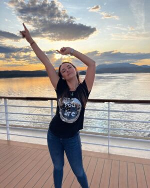 Jade Fraser Instagram - Un viaje qué parece solo una vez en la vida, hoy decido que se vuelva mi nuevo estilo de vida por ser parte del club de vacaciones más grande del mundo. 
Una de las decisiones más importantes de mi vida. 

Cómo lo dije en ese crucero🛳️ 

Hacia allá? 👉🏻🌏🚢 …. Si. 

Ahí donde yo elijo materializar mis sueños! 

#aroundtheworld #travelerlife #incruises