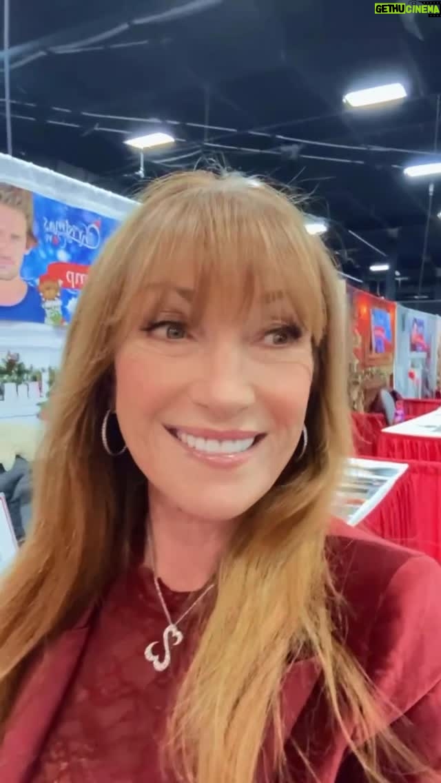 Jane Seymour - 6K Likes - What a joy it has been meeting so many wonderful and warm people here at #ChristmasCon 🎄 Such a cheerful and spirited way to welcome the holiday season 😊