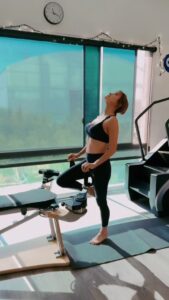 Jane Seymour Instagram - This time of year can rush by so quickly, so I love pausing to stretch, breathe, and come back to the present. Moving my body helps me stay grounded and grateful for the simple moments. What helps you slow down and feel centered during the holidays? 🎄