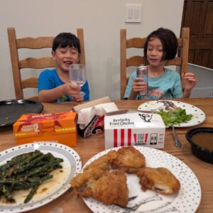 Janet Hsieh Instagram - 感恩節快樂！！ 感激生命中，有此良伴相隨 Grateful. So so grateful for these humans in my life. ❤️❤️❤️❤️❤️ Also, @kfc AND @popeyes for Thanksgiving dinner. Ooooooh yeaaaaah baby!