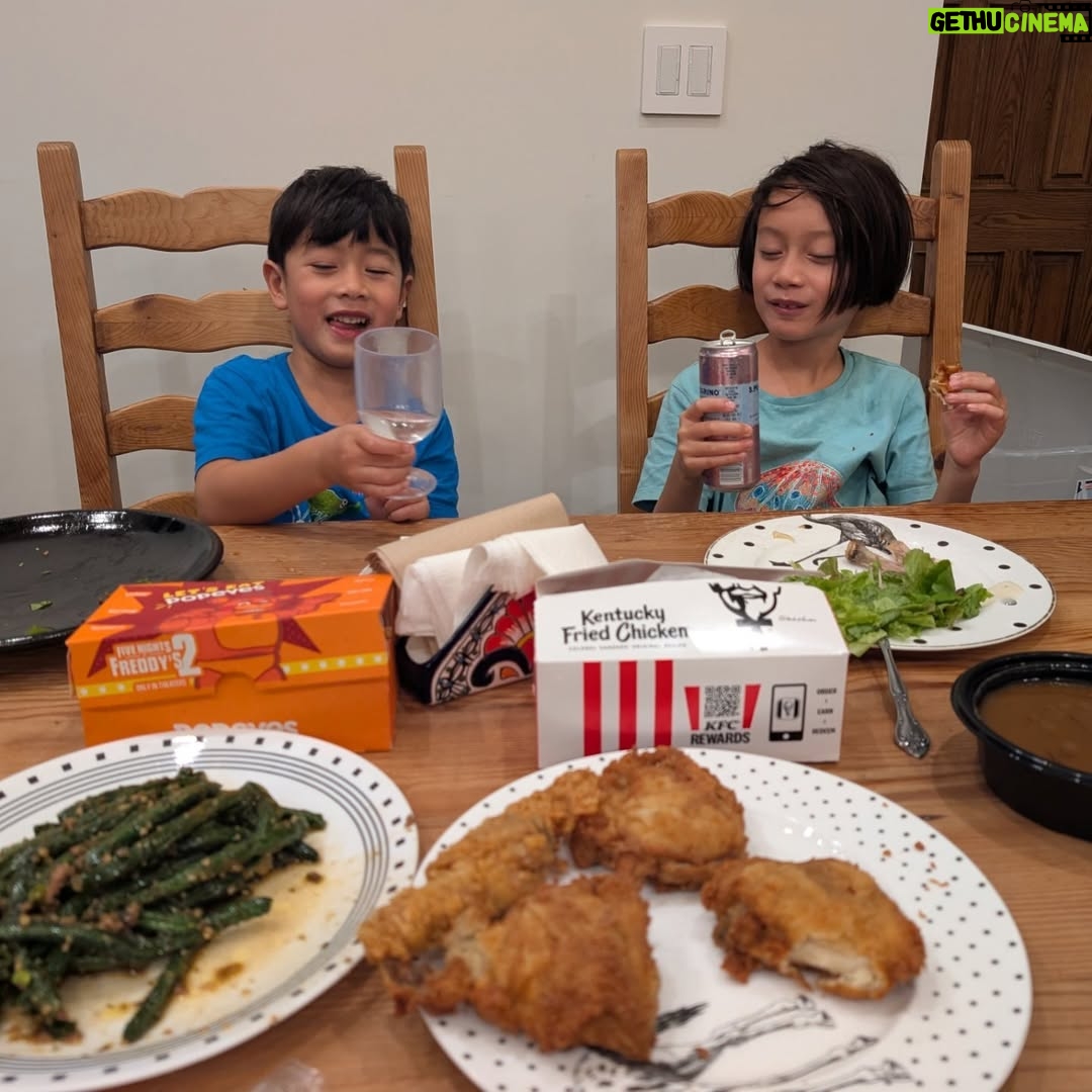 Janet Hsieh - 6.2K Likes - 感恩節快樂！！ 感激生命中，有此良伴相隨 Grateful. So so grateful for these humans in my life. ❤️❤️❤️❤️❤️ Also, @kfc AND @popeyes for Thanksgiving dinner. Ooooooh yeaaaaah baby!