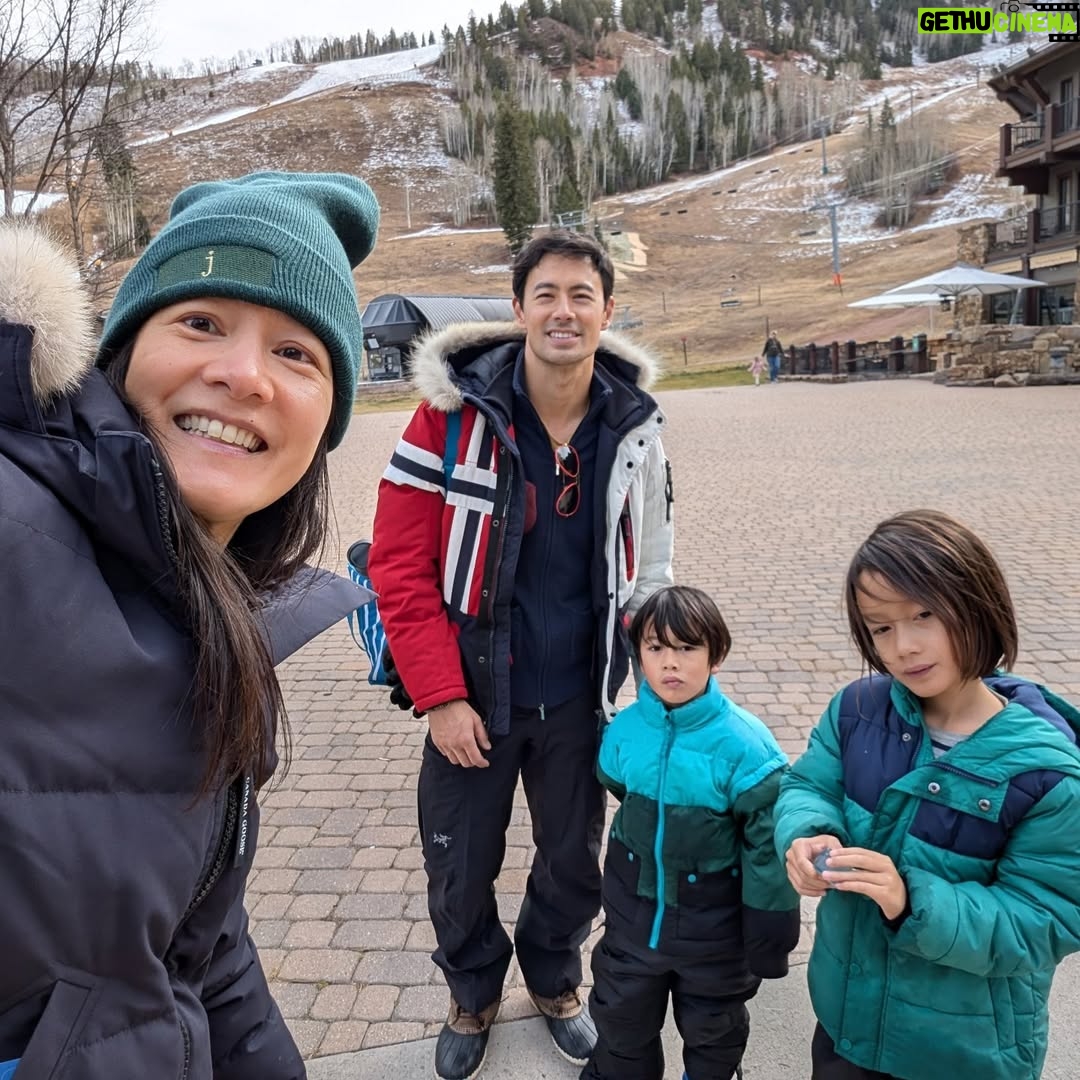 Janet Hsieh - 6.2K Likes - 感恩節快樂！！ 感激生命中，有此良伴相隨 Grateful. So so grateful for these humans in my life. ❤️❤️❤️❤️❤️ Also, @kfc AND @popeyes for Thanksgiving dinner. Ooooooh yeaaaaah baby!