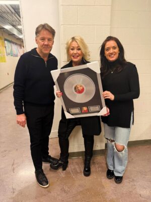 Jann Arden Instagram - Guess whose Christmas record finally went platinum!! @unimusiccanada Thank you Stephanie and Warren!!