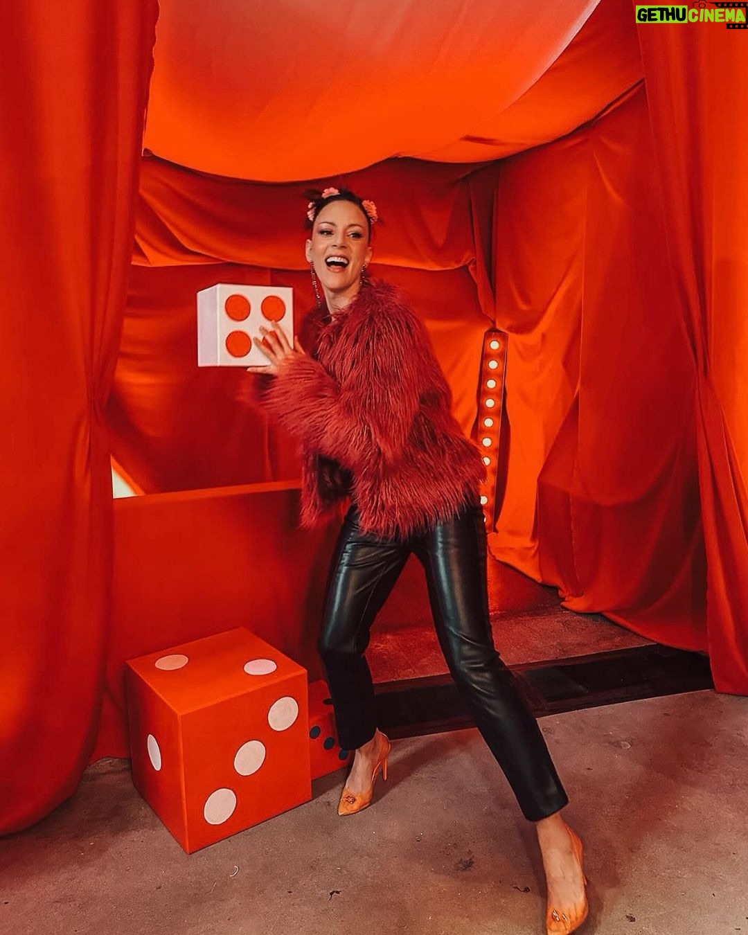 Jasmin Wagner - 3.7K Likes - Ihr Goldstücke,
wenn ich so durch diese @marinahoermanseder Looks scrolle, scrolle ich durch viele Jahre meines Lebens ✨
Verschiedene Bühnen, Shows, Red Carpets, und viele besondere Momente. 
So viele Auftritte, so viele Erinnerungen und so viel Vertrauen über all die Jahre.
Danke, dass deine Visionen mich so lange begleiten durften @marinahoermanseder ❤️

*Anzeige wegen Markennennung