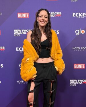 Jasmin Wagner Instagram - Ihr Goldstücke,
wenn ich so durch diese @marinahoermanseder Looks scrolle, scrolle ich durch viele Jahre meines Lebens ✨
Verschiedene Bühnen, Shows, Red Carpets, und viele besondere Momente. 
So viele Auftritte, so viele Erinnerungen und so viel Vertrauen über all die Jahre.
Danke, dass deine Visionen mich so lange begleiten durften @marinahoermanseder ❤️

*Anzeige wegen Markennennung
