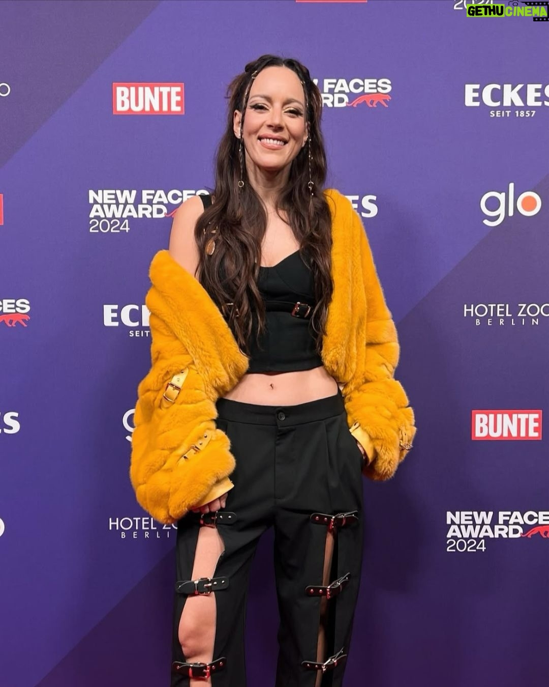 Jasmin Wagner - 3.7K Likes - Ihr Goldstücke,
wenn ich so durch diese @marinahoermanseder Looks scrolle, scrolle ich durch viele Jahre meines Lebens ✨
Verschiedene Bühnen, Shows, Red Carpets, und viele besondere Momente. 
So viele Auftritte, so viele Erinnerungen und so viel Vertrauen über all die Jahre.
Danke, dass deine Visionen mich so lange begleiten durften @marinahoermanseder ❤️

*Anzeige wegen Markennennung