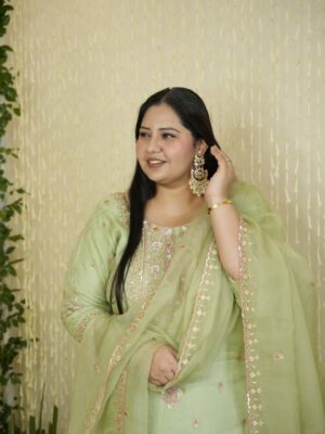 Jasmine Sidhu Instagram - Diwali 2025 - Lights, love, and a whole lot of mitha 🪔 

(Diwali 2025, Happy Diwali, Diwali Outfit, happy family, Punjab)