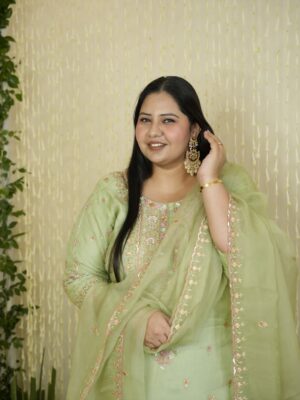 Jasmine Sidhu Instagram - Diwali 2025 - Lights, love, and a whole lot of mitha 🪔 

(Diwali 2025, Happy Diwali, Diwali Outfit, happy family, Punjab)