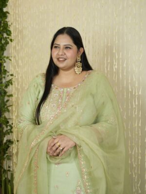 Jasmine Sidhu Instagram - Diwali 2025 - Lights, love, and a whole lot of mitha 🪔 

(Diwali 2025, Happy Diwali, Diwali Outfit, happy family, Punjab)