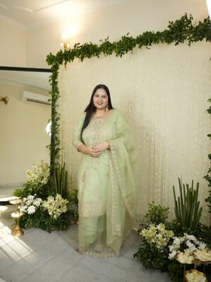 Jasmine Sidhu Instagram - Diwali 2025 - Lights, love, and a whole lot of mitha 🪔 

(Diwali 2025, Happy Diwali, Diwali Outfit, happy family, Punjab)