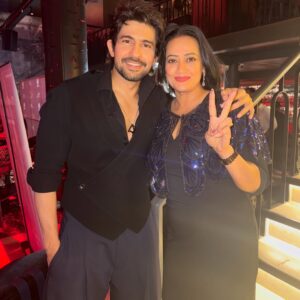 Jaswir Kaur Instagram - It’s been 21 years when i Performed with you the first time on stage when I entered the Television Industry 🤩 
And that moment stayed with me forever @huseinkk 🥰
Sometime these Picture moments are good 🥳