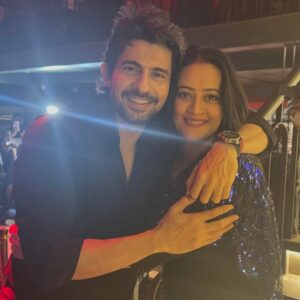 Jaswir Kaur Instagram - It’s been 21 years when i Performed with you the first time on stage when I entered the Television Industry 🤩 
And that moment stayed with me forever @huseinkk 🥰
Sometime these Picture moments are good 🥳