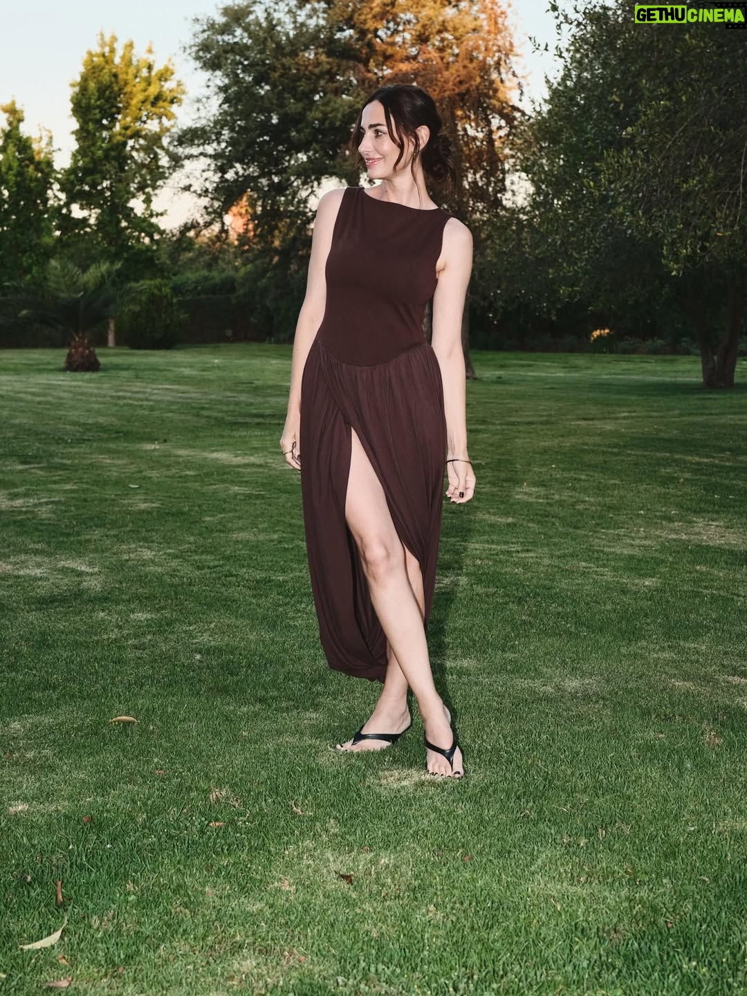 Javiera Díaz de Valdés - 3.7K Likes - Gracias @flor_baertl por este íntimo encuentro entre mujeres divertidas, creativas, sensibles, diversas. Gracias por la hospitalidad y por abrirnos tu casa, la comida exquisita cocinada por tu hermano, atendidas por tus cariñosas y entusiastas hijas, y vestidas con tu preciosa y noble marca @kapuraoficial / un honor, un placer y una experiencia en el campo un día martes de Diciembre. 🌼🌕