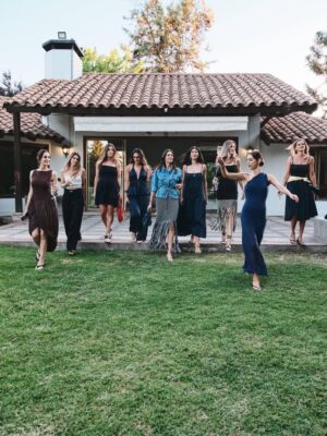 Javiera Díaz de Valdés Instagram - Gracias @flor_baertl por este íntimo encuentro entre mujeres divertidas, creativas, sensibles, diversas. Gracias por la hospitalidad y por abrirnos tu casa, la comida exquisita cocinada por tu hermano, atendidas por tus cariñosas y entusiastas hijas, y vestidas con tu preciosa y noble marca @kapuraoficial / un honor, un placer y una experiencia en el campo un día martes de Diciembre. 🌼🌕