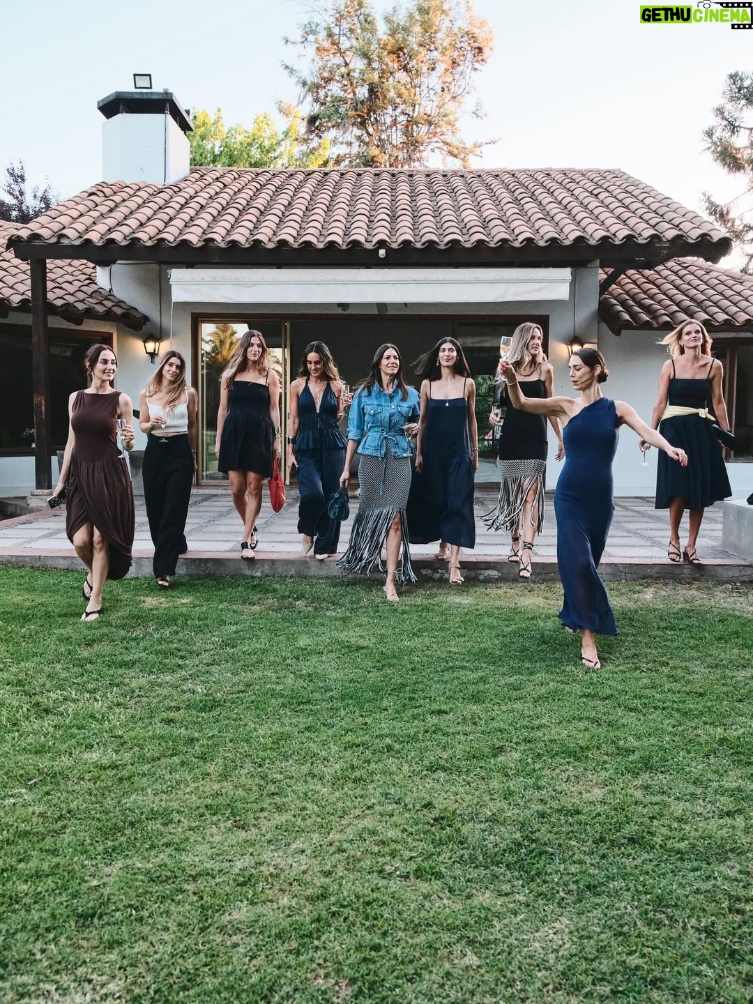Javiera Díaz de Valdés - 3.7K Likes - Gracias @flor_baertl por este íntimo encuentro entre mujeres divertidas, creativas, sensibles, diversas. Gracias por la hospitalidad y por abrirnos tu casa, la comida exquisita cocinada por tu hermano, atendidas por tus cariñosas y entusiastas hijas, y vestidas con tu preciosa y noble marca @kapuraoficial / un honor, un placer y una experiencia en el campo un día martes de Diciembre. 🌼🌕