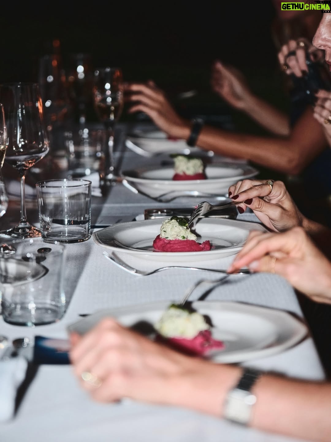 Javiera Díaz de Valdés - 3.7K Likes - Gracias @flor_baertl por este íntimo encuentro entre mujeres divertidas, creativas, sensibles, diversas. Gracias por la hospitalidad y por abrirnos tu casa, la comida exquisita cocinada por tu hermano, atendidas por tus cariñosas y entusiastas hijas, y vestidas con tu preciosa y noble marca @kapuraoficial / un honor, un placer y una experiencia en el campo un día martes de Diciembre. 🌼🌕