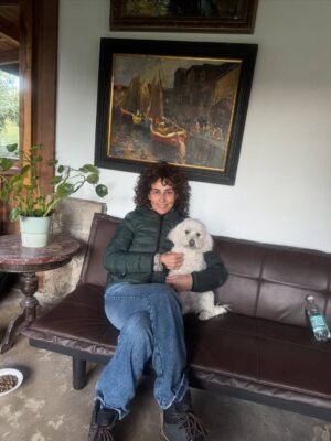Javiera Díaz de Valdés Instagram - Gracias Volcán, gracias Remigio 🐏, gracias perros y gatos, Melania, bosque 🌳, lluvia, fuego, puelche, Curarrehue, cine, vida, equipo, sol, piedras, río, lagos, frío, calor, día, noche, rulos, aceites, aromas, sopaipillas, actores, maestros, Ngen, tierra, patos, gallinas, bandurrias, vivos, muertos, abuela, cansancio, alegría, nervios, paciencia, por darme permiso para ejercer y aprender más y más de mi profesión. Chaltumay, mañum. ♥️