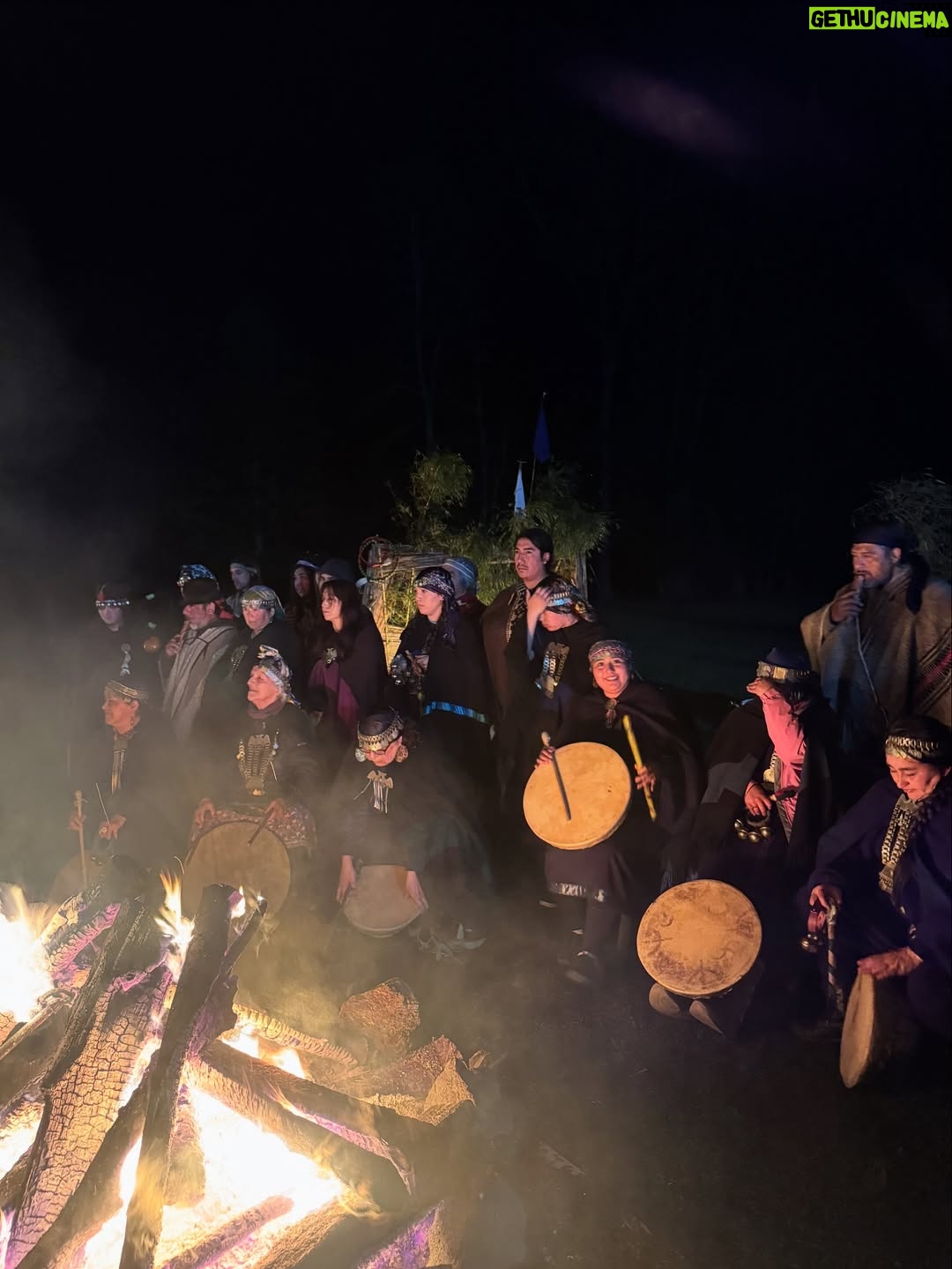 Javiera Díaz de Valdés - 4.4K Likes - Gracias Volcán, gracias Remigio 🐏, gracias perros y gatos, Melania, bosque 🌳, lluvia, fuego, puelche, Curarrehue, cine, vida, equipo, sol, piedras, río, lagos, frío, calor, día, noche, rulos, aceites, aromas, sopaipillas, actores, maestros, Ngen, tierra, patos, gallinas, bandurrias, vivos, muertos, abuela, cansancio, alegría, nervios, paciencia, por darme permiso para ejercer y aprender más y más de mi profesión. Chaltumay, mañum. ♥️