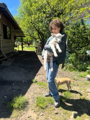 Javiera Díaz de Valdés Instagram - Gracias Volcán, gracias Remigio 🐏, gracias perros y gatos, Melania, bosque 🌳, lluvia, fuego, puelche, Curarrehue, cine, vida, equipo, sol, piedras, río, lagos, frío, calor, día, noche, rulos, aceites, aromas, sopaipillas, actores, maestros, Ngen, tierra, patos, gallinas, bandurrias, vivos, muertos, abuela, cansancio, alegría, nervios, paciencia, por darme permiso para ejercer y aprender más y más de mi profesión. Chaltumay, mañum. ♥️