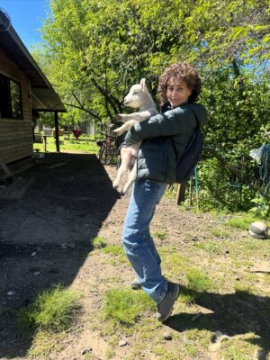 Javiera Díaz de Valdés Instagram - Gracias Volcán, gracias Remigio 🐏, gracias perros y gatos, Melania, bosque 🌳, lluvia, fuego, puelche, Curarrehue, cine, vida, equipo, sol, piedras, río, lagos, frío, calor, día, noche, rulos, aceites, aromas, sopaipillas, actores, maestros, Ngen, tierra, patos, gallinas, bandurrias, vivos, muertos, abuela, cansancio, alegría, nervios, paciencia, por darme permiso para ejercer y aprender más y más de mi profesión. Chaltumay, mañum. ♥️
