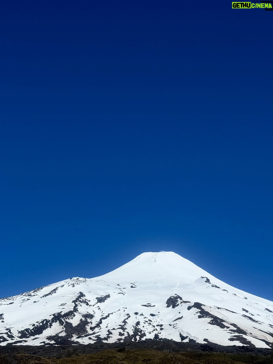 Javiera Díaz de Valdés - 4.4K Likes - Gracias Volcán, gracias Remigio 🐏, gracias perros y gatos, Melania, bosque 🌳, lluvia, fuego, puelche, Curarrehue, cine, vida, equipo, sol, piedras, río, lagos, frío, calor, día, noche, rulos, aceites, aromas, sopaipillas, actores, maestros, Ngen, tierra, patos, gallinas, bandurrias, vivos, muertos, abuela, cansancio, alegría, nervios, paciencia, por darme permiso para ejercer y aprender más y más de mi profesión. Chaltumay, mañum. ♥️