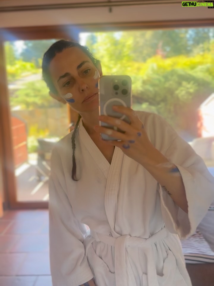 Javiera Díaz de Valdés - 4.4K Likes - Gracias Volcán, gracias Remigio 🐏, gracias perros y gatos, Melania, bosque 🌳, lluvia, fuego, puelche, Curarrehue, cine, vida, equipo, sol, piedras, río, lagos, frío, calor, día, noche, rulos, aceites, aromas, sopaipillas, actores, maestros, Ngen, tierra, patos, gallinas, bandurrias, vivos, muertos, abuela, cansancio, alegría, nervios, paciencia, por darme permiso para ejercer y aprender más y más de mi profesión. Chaltumay, mañum. ♥️